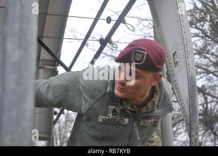 Le Sgt. 1re classe Christopher L. Gauger, 412e Bataillon des affaires civiles, exécute les fonctions de saut avant l'exploitation, à la chute du jouet 82nd Airborne Division aéroportée de l'avance sur l'école, Fort Bragg, NC, le 6 décembre 2016. Jouet opération Drop est une formation collective et opération aéroportée menée par les États-Unis et pays partenaire jump masters. Cette année, huit nations effectuera les opérations aéroportées du 8 décembre à décembre 16, 2016. Gauger est de Columbus, Ohio. Banque D'Images