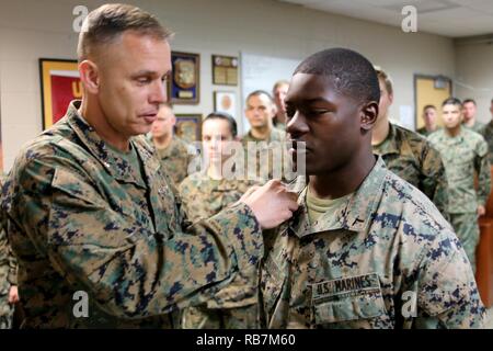 Le brig. Le général Matthew Glavy, gauche, supprime le soldat de première classe insigne de grade depuis le col de Lance le Cpl. Trevor Stone lors d'une cérémonie de promotion méritoire à bord de Marine Corps Air Station Cherry Point, N.C., 7 décembre 2016. Au cours d'une cérémonie de promotion, le rang est remplacé sur le col pour signifier le passage de grade de l'un à l'autre. Pierre a été meritoriously promu au grade de caporal suppléant pour son excellent travail pendant leur affectation à l'Escadrille de véhicules aériens télépilotés Marine, Marine 2 Groupe d'aéronefs 14, 2nd Marine Aircraft Wing. Glavy est le commandant général du 2ème MAW, et Pierre est Banque D'Images