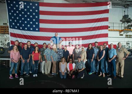 JOINT BASE HICKAM-PEARL HARBOR (déc. 6, 2016) Le colonel de la Garde nationale de l'armée à la retraite Donald 'Doc' E. Ballard, une médaille d'honneur de la guerre du Vietnam sont bénéficiaires avec les anciens combattants, les familles et l'invité devant un drapeau américain au cours d'une visite à bord de l'USS JOHN C. STENNIS (CVN 74). Le 7 décembre 2016 marque le 75e anniversaire de l'attaque sur Pearl Harbor et d'Oahu. L'armée américaine et l'état d'Hawaï sont l'organisation d'une série de manifestations tout au long de la semaine du souvenir pour honorer le courage et les sacrifices de ceux qui ont servi le 7 décembre 1941 et dans le théâtre du Pacifique. En tant que pays du Pacifique, les États-Unis s'est engagé à Banque D'Images