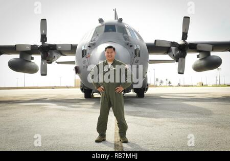 Le s.. Thelmo Andre Garrucho, 36e Escadron de transport aérien C-130 H ingénieur de vol, se trouve en face d'un C-130H lors de l'Opération Goutte à Noël Anderson Air Force Base, Guam, 16 déc., 2016. Depuis sa création, le C-130H a l'équipage était composé de quatre membres : pilote, co-pilote, navigateur et ingénieur de vol. Avec les progrès technologiques et la publication de la C-130 nouvelle itération, le C-130J, que le mélange classique est en train de changer. Des fonctions automatisées ont repris les rôles de l'ingénieur de vol et le navigateur sur le J-modèle. Banque D'Images