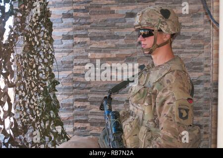 Dans ce fichier photo prise le 6 décembre 2016, dans le Nord de l'Iraq, de l'armée américaine Pvt. Matthieu Witkowski avec 2e Bataillon, 502e Régiment d'infanterie, Groupe de travail grève, 101st Airborne Division (Air Assault) monte la garde à son siège de conseiller de l'unité. Au cours de leur temps en Iraq, 2-502 à conseillé et assisté les forces de sécurité irakiennes et le gouvernement régional du Kurdistan. Banque D'Images