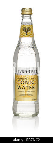 Une bouteille de 500ml Fevertree Indien Premium Eau Tonique dans un flacon en verre clair Banque D'Images