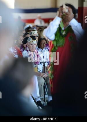 Un survivant de Pearl Harbor un hawaiien montres bénédiction menée au cours de la 75e Commémoration de l'attaque sur Pearl Harbor à Kilo Pier sur Joint Base Harbor-Hickam Pearl, Oahu, 7 décembre 2016. Pearl Harbor survivants, les anciens combattants de la Seconde Guerre mondiale, les militaires, les anciens combattants et les civils se sont réunis pour se souvenir et payer leur respect à ceux qui ont combattu et ont perdu la vie lors de l'attaque sur Pearl Harbor. Banque D'Images