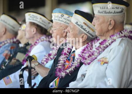 Pearl Harbor survivants regarder des présentations de couronne de chaque service militaire durant la 75e Commémoration de l'attaque sur Pearl Harbor à Kilo Pier sur Joint Base Harbor-Hickam Pearl, Oahu, 7 décembre 2016. Pearl Harbor survivants, les anciens combattants de la Seconde Guerre mondiale, les militaires, les anciens combattants et les civils se sont réunis pour se souvenir et payer leur respect à ceux qui ont combattu et ont perdu la vie lors de l'attaque sur Pearl Harbor. Banque D'Images