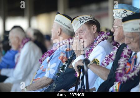 Un survivant de Pearl Harbor wipes tears de ses yeux au cours de la 75e Commémoration de l'attaque sur Pearl Harbor à Kilo Pier sur Joint Base Harbor-Hickam Pearl, Oahu, 7 décembre 2016. Pearl Harbor survivants, les anciens combattants de la Seconde Guerre mondiale, les militaires, les anciens combattants et les civils se sont réunis pour se souvenir et payer leur respect à ceux qui ont combattu et ont perdu la vie lors de l'attaque sur Pearl Harbor. Banque D'Images