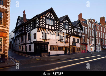 Ye Old Kings Head pub sur la rue de pont inférieur Chester UK Banque D'Images