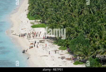 Les habitants de l'île de la forêt carolinienne Satawal vague le 7 décembre 2016, au cours de l'Opération Goutte de Noël. Les membres en service de l'US Air Force, la Garde côtière et de la marine, avec un soutien international de la Japan Air Self-Defense Force et de la Royal Australian Air Force se sont réunis pour apporter de la nourriture, des vêtements, des jouets et des fournitures aux personnes dans le Pacifique durant la 65e assemblée annuelle de Noël opération Drop. Banque D'Images