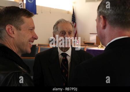 OAK Harbor, Washington (déc. 7, 2016) Jerry Wachsmuth, un caporal Marine sur le USS Arizona servant, 7 décembre 1941, parle avec le Capt Tabb Stringer, vice-commodore, Attaque électronique, l'aile gauche, du Pacifique, et le Capitaine Geoff Moore, commandant, Naval Air Station Whidbey Island, au cours d'une célébration à Pearl Harbor la base chapelle de NASWI. L'événement a marqué le 75e anniversaire de la 7 décembre 1941 Attaque japonaise sur Pearl Harbor. Banque D'Images