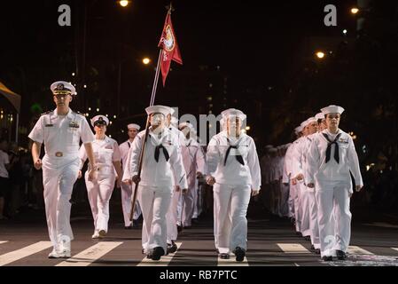 HONOLULU (déc. 7, 2016) marins stationnés à bord du USS JOHN C. STENNIS (CVN 74) mars dans le mémorial de Pearl Harbour parade commémorant l'attaque sur Pearl Harbor et d'Oahu. Le 7 décembre 2016 marque le 75e anniversaire de l'attaque sur Pearl Harbor et d'Oahu. L'armée américaine et l'état d'Hawaï sont l'organisation d'une série de manifestations tout au long de la semaine du souvenir pour honorer le courage et les sacrifices de ceux qui ont servi le 7 décembre 1941 et dans le théâtre du Pacifique. En tant que pays du Pacifique, les États-Unis s'est engagé à continuer sa responsabilité de protéger les voies maritimes du Pacifique, promouvoir les id Banque D'Images