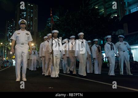 HONOLULU (déc. 7, 2016) marins stationnés à bord du USS JOHN C. STENNIS (CVN 74) mars dans le mémorial de Pearl Harbour parade commémorant l'attaque sur Pearl Harbor et d'Oahu. Le 7 décembre 2016 marque le 75e anniversaire de l'attaque sur Pearl Harbor et d'Oahu. L'armée américaine et l'état d'Hawaï sont l'organisation d'une série de manifestations tout au long de la semaine du souvenir pour honorer le courage et les sacrifices de ceux qui ont servi le 7 décembre 1941 et dans le théâtre du Pacifique. En tant que pays du Pacifique, les États-Unis s'est engagé à continuer sa responsabilité de protéger les voies maritimes du Pacifique, promouvoir les id Banque D'Images