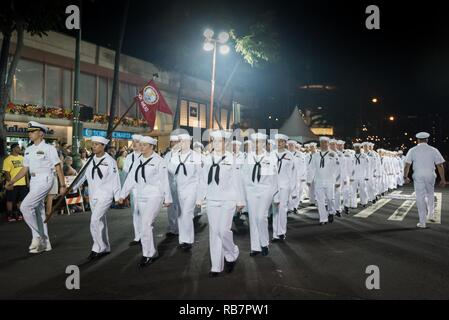 HONOLULU (déc. 7, 2016) marins stationnés à bord du USS JOHN C. STENNIS (CVN 74) mars dans le mémorial de Pearl Harbour parade commémorant l'attaque sur Pearl Harbor et d'Oahu. Le 7 décembre 2016 marque le 75e anniversaire de l'attaque sur Pearl Harbor et d'Oahu. L'armée américaine et l'état d'Hawaï sont l'organisation d'une série de manifestations tout au long de la semaine du souvenir pour honorer le courage et les sacrifices de ceux qui ont servi le 7 décembre 1941 et dans le théâtre du Pacifique. En tant que pays du Pacifique, les États-Unis s'est engagé à continuer sa responsabilité de protéger les voies maritimes du Pacifique, promouvoir les id Banque D'Images