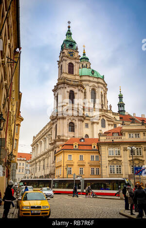 Prague, République tchèque - 6.01.2019 : Eglise de Saint Nicolas ou kostel svateho Mikulase, vue depuis la rue mostecka avec personnes à Prague, République Tchèque Banque D'Images