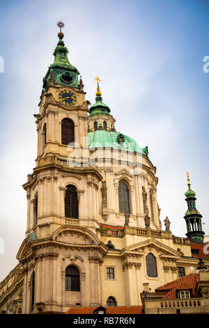 Eglise de Saint Nicolas ou kostel svateho Mikulase, vue depuis la rue mostecka avec personnes à Prague, République Tchèque Banque D'Images