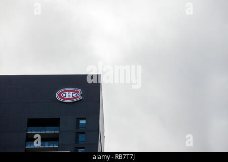 Montréal, Canada - le 7 novembre 2018 : le logo des Canadiens de Montréal, connu sous le nom de Canadiens de Montréal, en face de leur site principal, le Centre Bell. Canadiens Banque D'Images