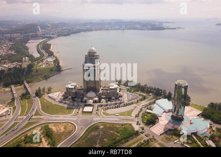 Kota Kinabalu Sabah Malaisie - Oct 7, 2018 : vue partielle de la ville de Kota Kinabalu Sabah avec le centre administratif de l'état des capacités à droite. Sabah est Banque D'Images