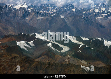 Les hautes chaînes de montagnes avec des taches blanches sur les glaciers des sommets de la crête. Banque D'Images