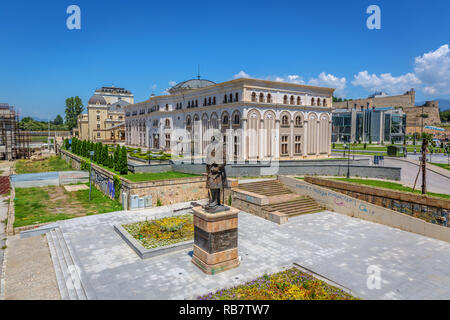 Skopje, Macédoine - 2 juillet 2018 - un boulevard avec une statue et un jardin avec des bâtiments traditionnels à Skopje en Macédoine Banque D'Images