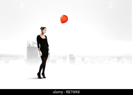 Jeune femme mime. Technique mixte Banque D'Images