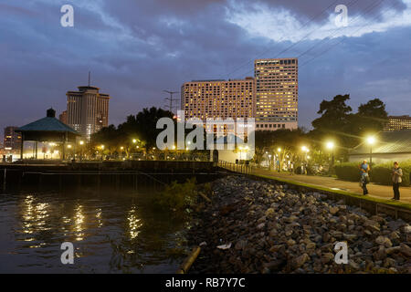 Riverfront de la Nouvelle-Orléans le long du Mississippi dans la nuit Banque D'Images