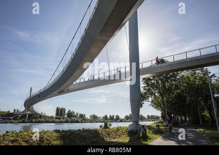 Les Pays-Bas, Amsterdam, IJburg, Nescio pied et cycle-Pont sur canal appelé Amsterdam-Rijnkanaal. Banque D'Images