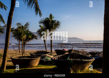 Soleil du matin sur les bateaux de pêche ronde que l'utiliser. Vietnames Ces sont garées dans le sable Banque D'Images