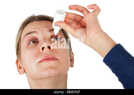 Femme avec orgelet sur paupière supérieure à l'aide de gouttes oculaires médicaux sur fond isolé Banque D'Images