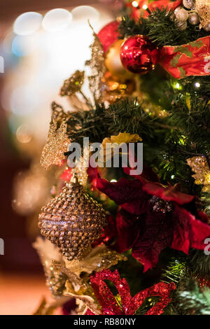 Décorations de Noël sur un arbre Banque D'Images