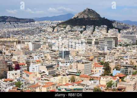 Vue à partir de la zone de l'acropole de la ville d'Athènes, Grèce. Dans l'arrière-plan la montagne Lykabettus avec l'église Saint-Georges. C'est la plus grande Banque D'Images