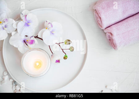 Still Life Spa avec orchidée, fleur, de serviettes et de bougie, vue du dessus de l'ensemble de la vie encore spa Banque D'Images