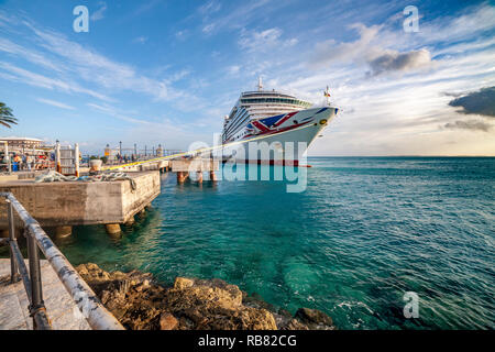 P&O Arcadia amarrée le long de Hamilton, Burmuda, le premier port d'escale des navires sur c'est Noël et Nouvel An sous forme de croisière et de Southampton. Banque D'Images