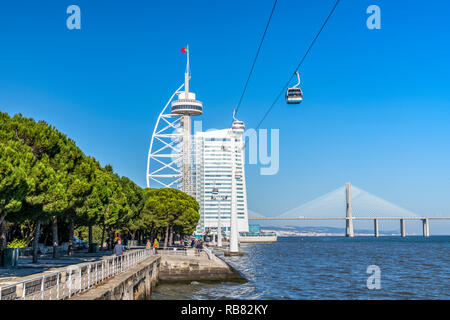 Tour Vasco da Gama et de nombreux gratte-ciel de l'hôtel, Parque das Nações, Lisbonne, Portugal Banque D'Images