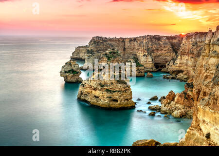 Praia da Marinha Marinha ou plage, Caramujeira, Lagoa, Algarve, Portugal Banque D'Images