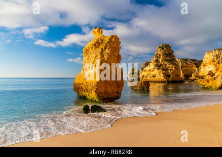 Praia da Marinha Marinha ou plage, Caramujeira, Lagoa, Algarve, Portugal Banque D'Images