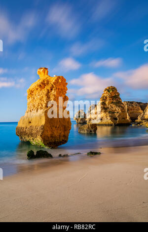 Praia da Marinha Marinha ou plage, Caramujeira, Lagoa, Algarve, Portugal Banque D'Images