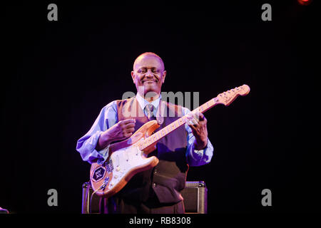 Le guitariste Bruno Speight effectue vivre avec l'American funk et soul jazz saxophoniste Maceo Parker au festival de musique SmukFest danoise en 2016. Le Danemark, 06/08 2016. À l'exception du Danemark. Banque D'Images