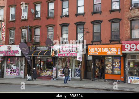 3ème avenue le long de vitrines dans la région de East Harlem aussi connu sous le nom de Spanish Harlem et El Bario au-dessus de la 96ème rue à Manhattan, New York City. Banque D'Images