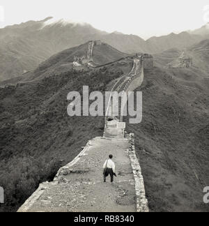 Années 1950, historique, de la Chine, vue de la Grande Muraille de Chine, une série de murs ou les fortifications construites le long d'est en ouest à travers la ligne frontière nord historique de la Chine ancienne, les états et empires de protéger leurs frontières ou limites. Banque D'Images