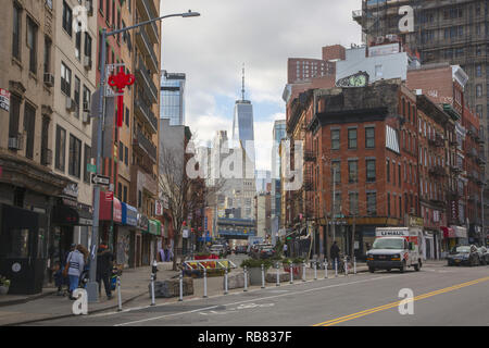 À la Division de l'échelle de la rue Canal sur le Lower East Side, vers le World Trade Center à la distance à Manhattan, New York City. Banque D'Images