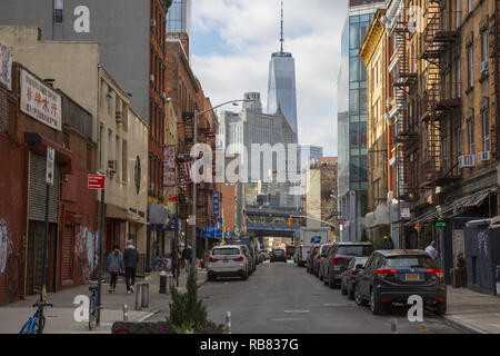 À la Division de l'échelle de la rue Canal sur le Lower East Side, vers le World Trade Center à la distance à Manhattan, New York City. Banque D'Images