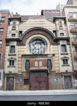 La Congrégation Adath Synagogue dès ta naissance de Jassy est une défunte synagogue construite en 1904 sur Rivington Street près de l'arrêt Eldridge Street dans le Lower East Side de Manhattan, New York. En 1912, un groupe de Juifs polonais de Varsovie a acquis le bâtiment et l'a renommé Erste Warshawer Synagogue. Le style est néo-mauresque de l'architecte Emery Roth. Banque D'Images