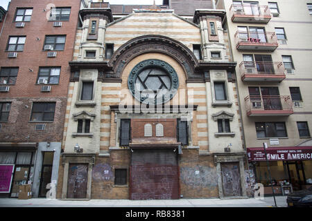 La Congrégation Adath Synagogue dès ta naissance de Jassy est une défunte synagogue construite en 1904 sur Rivington Street près de l'arrêt Eldridge Street dans le Lower East Side de Manhattan, New York. En 1912, un groupe de Juifs polonais de Varsovie a acquis le bâtiment et l'a renommé Erste Warshawer Synagogue. Le style est néo-mauresque de l'architecte Emery Roth. Banque D'Images