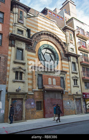 La Congrégation Adath Synagogue dès ta naissance de Jassy est une défunte synagogue construite en 1904 sur Rivington Street près de l'arrêt Eldridge Street dans le Lower East Side de Manhattan, New York. En 1912, un groupe de Juifs polonais de Varsovie a acquis le bâtiment et l'a renommé Erste Warshawer Synagogue. Le style est néo-mauresque de l'architecte Emery Roth. Banque D'Images