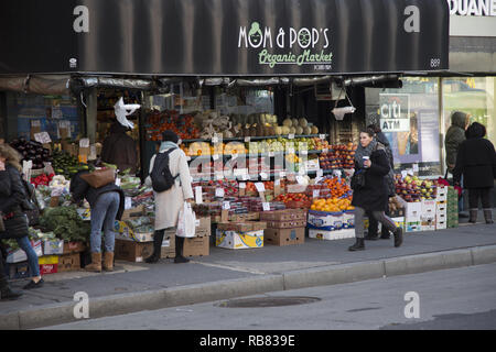Mom & Pop Marché Bio, Pologne agricole sert le quartier Greenpoint encore connu sous le nom de la Petite Pologne le long de l'Avenue de Manhattan à Brooklyn, New York. Banque D'Images