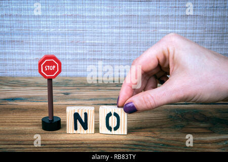 Pas de concept. Lettres en bois avec road sign Banque D'Images