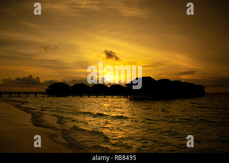 Magnifique Coucher de soleil aux Maldives Banque D'Images