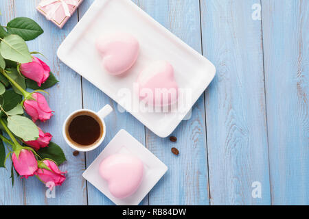 Valentine's Day Greeting Card ou de la vente de maquettes avec des roses rose, boîte cadeau, mousse en forme de coeur des gâteaux et des biscuits. Banque D'Images
