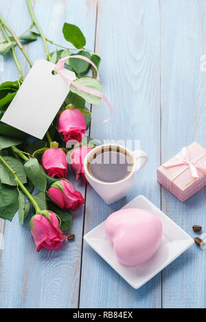 Valentine's Day Greeting Card ou de la vente de maquettes avec des roses rose, boîte cadeau, Gâteau mousse en forme de coeur et les cookies. Banque D'Images