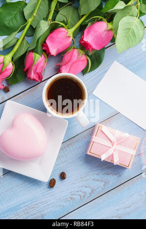 Valentine's Day Greeting Card ou de la vente de maquettes avec des roses rose, boîte cadeau, Gâteau mousse en forme de coeur et les cookies. Banque D'Images