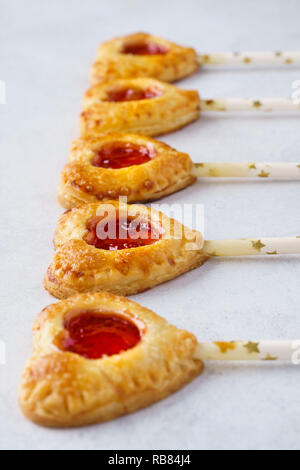 Tarte aux fraises pop sur un bâton pour la Saint-Valentin. Concept dessert sucré. Focus sélectif. Banque D'Images