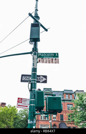 Signe de Malcolm X Boulevard et Lenox Avenue, à Harlem, Manhattan, New York City, USA Banque D'Images